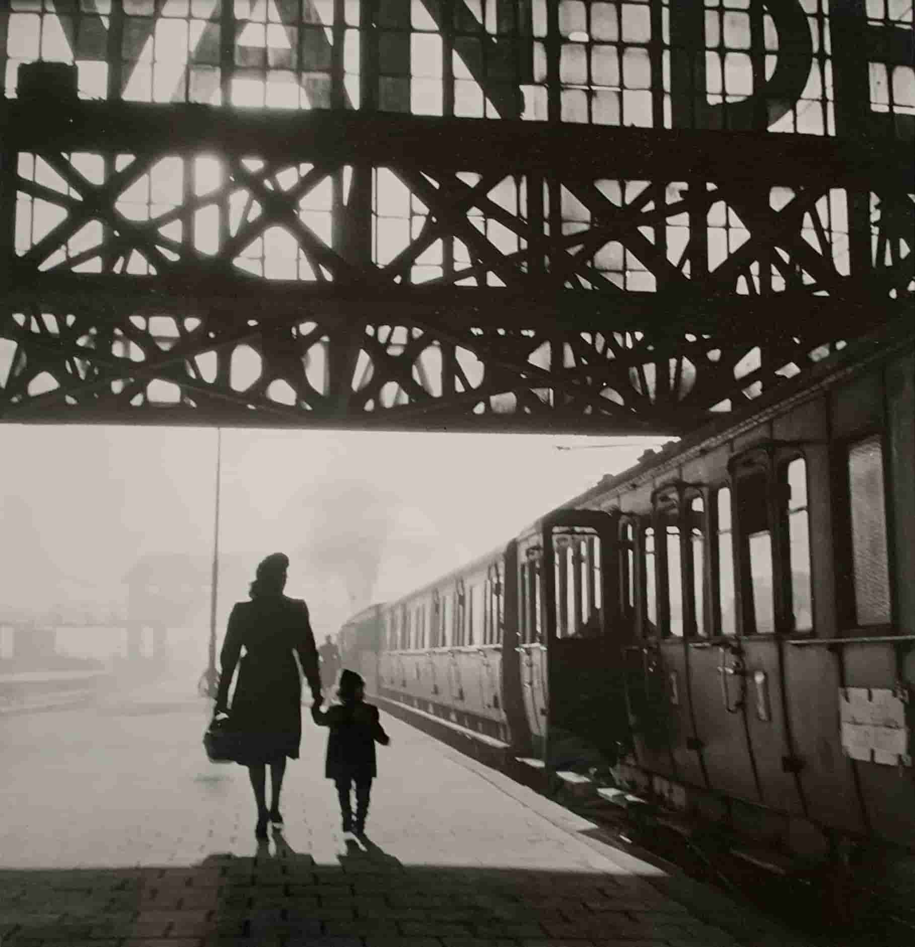 Dirk de Herder - Het perron Amsterdam - No travel without your case full of dreams